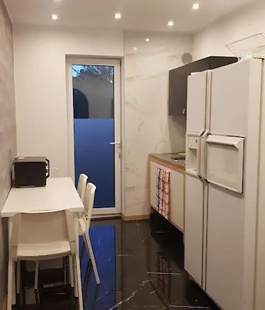 Frisch Renovierte 2-zimmer-wohnung Apartmán