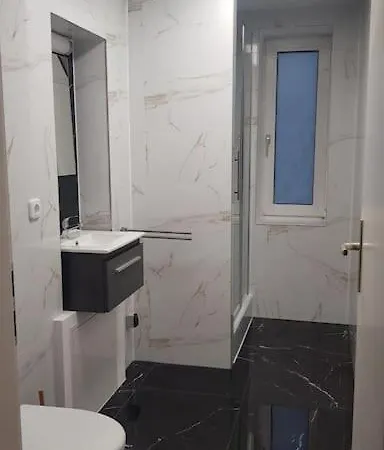 Frisch Renovierte 2-zimmer-wohnung *