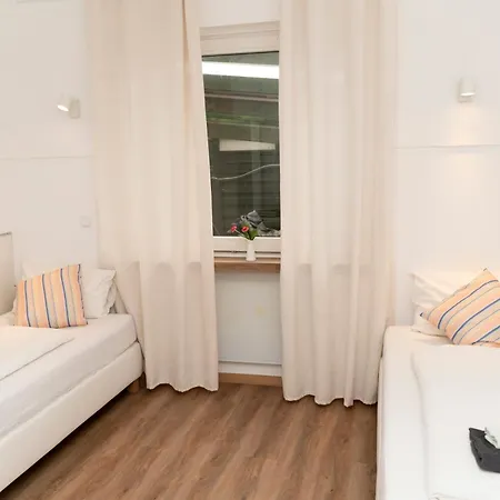 Frisch Renovierte 2-zimmer-wohnung Hotel Monchengladbach