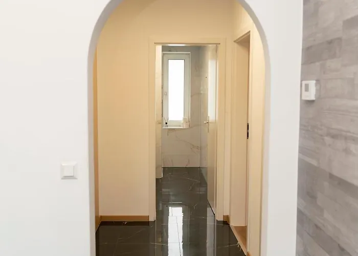 Frisch Renovierte 2-zimmer-wohnung *